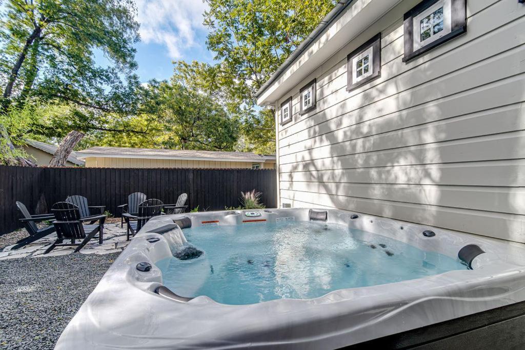 Southern Charm - Near Main With Hot Tub Fredericksburg Eksteriør billede