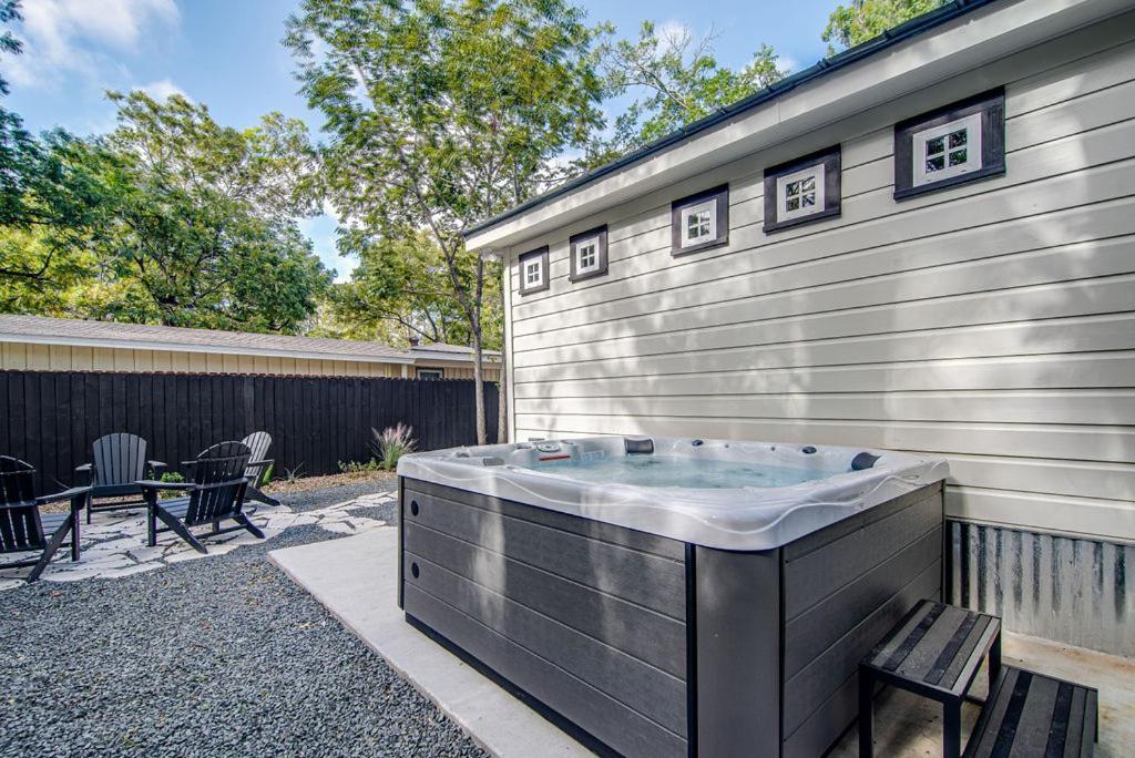Southern Charm - Near Main With Hot Tub Fredericksburg Eksteriør billede