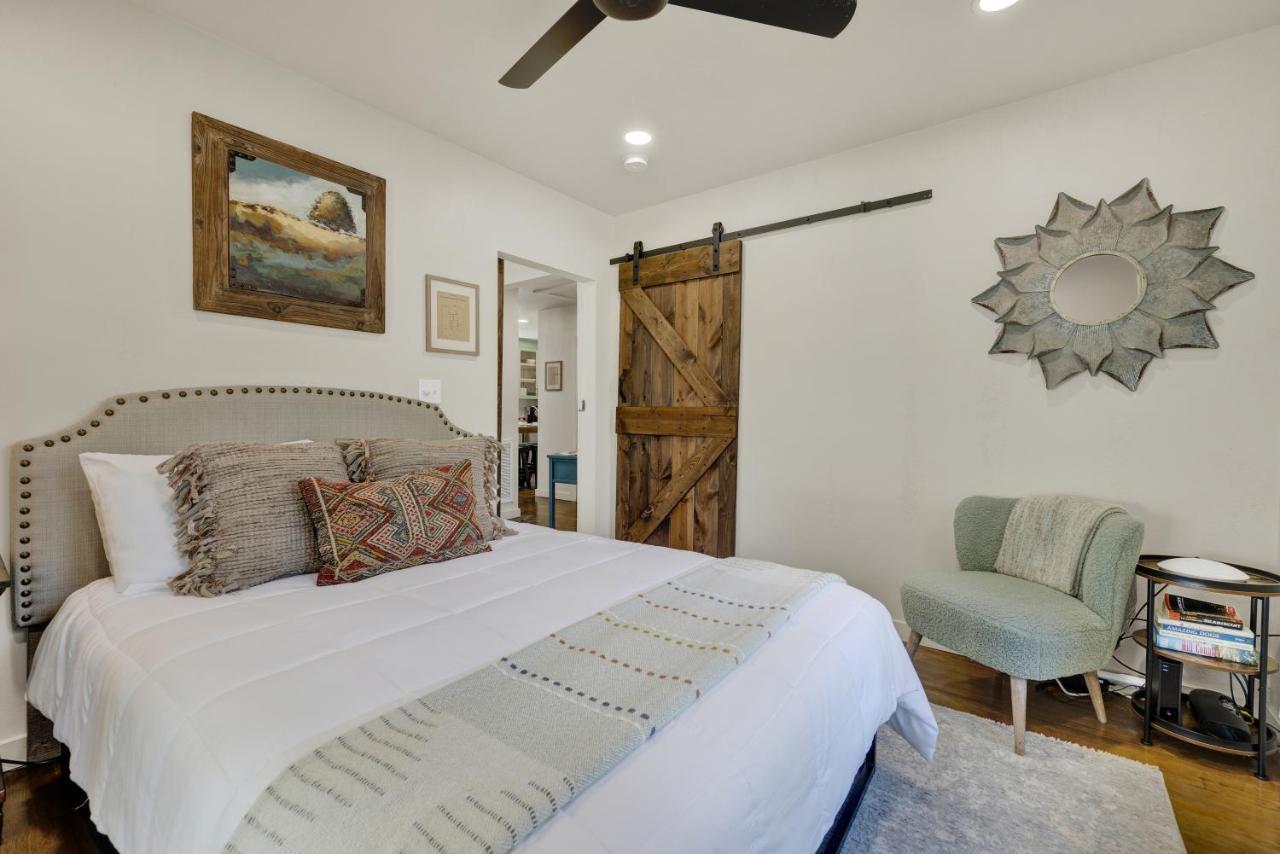 Southern Charm - Near Main With Hot Tub Fredericksburg Eksteriør billede