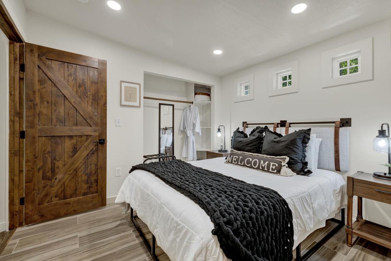 Southern Charm - Near Main With Hot Tub Fredericksburg Eksteriør billede